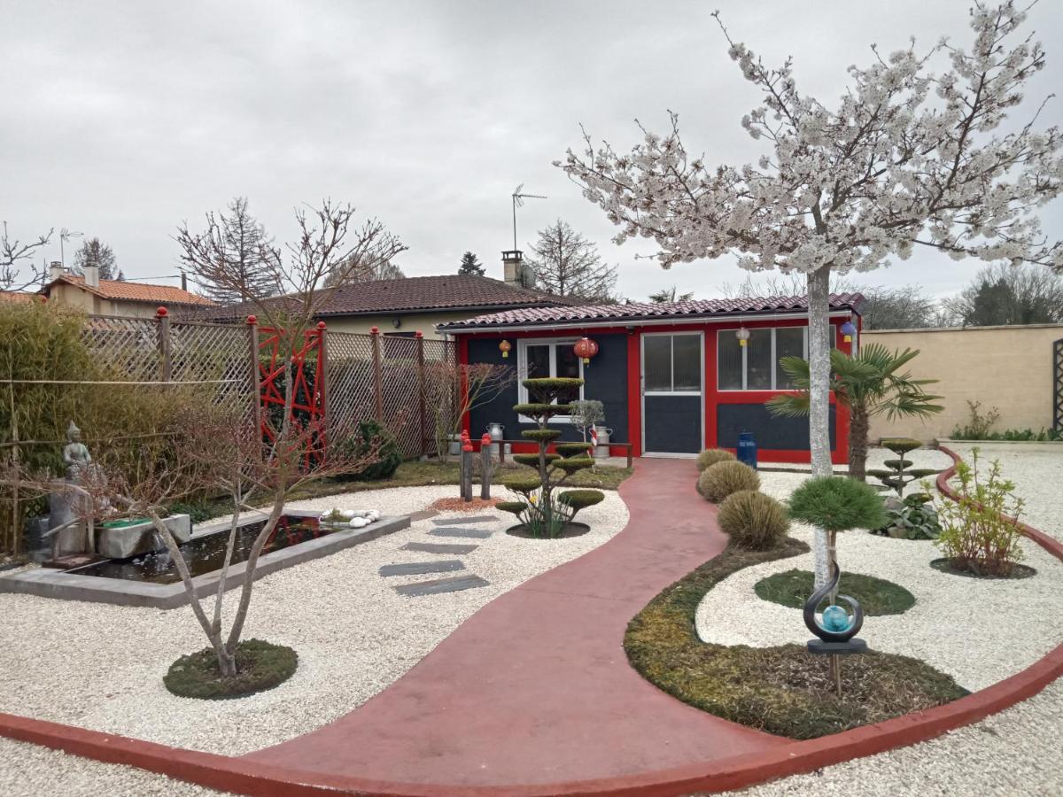 une pause quelque part au jardin des érables et des niwakis Saint-Medard-de-Guizieres Exterior foto