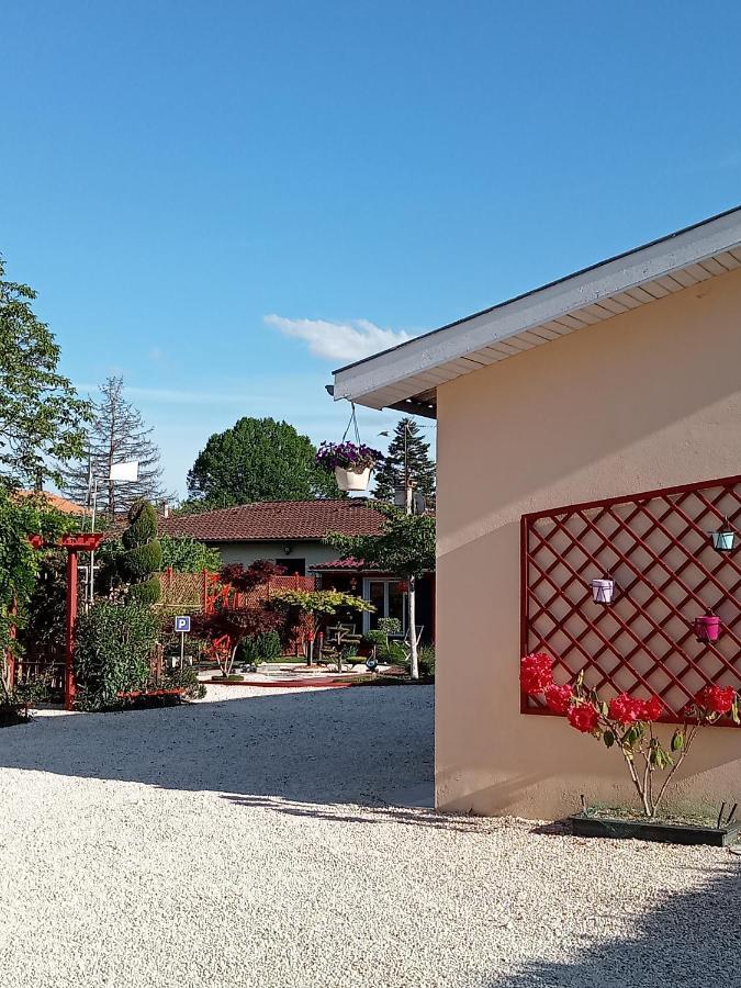 une pause quelque part au jardin des érables et des niwakis Saint-Medard-de-Guizieres Exterior foto