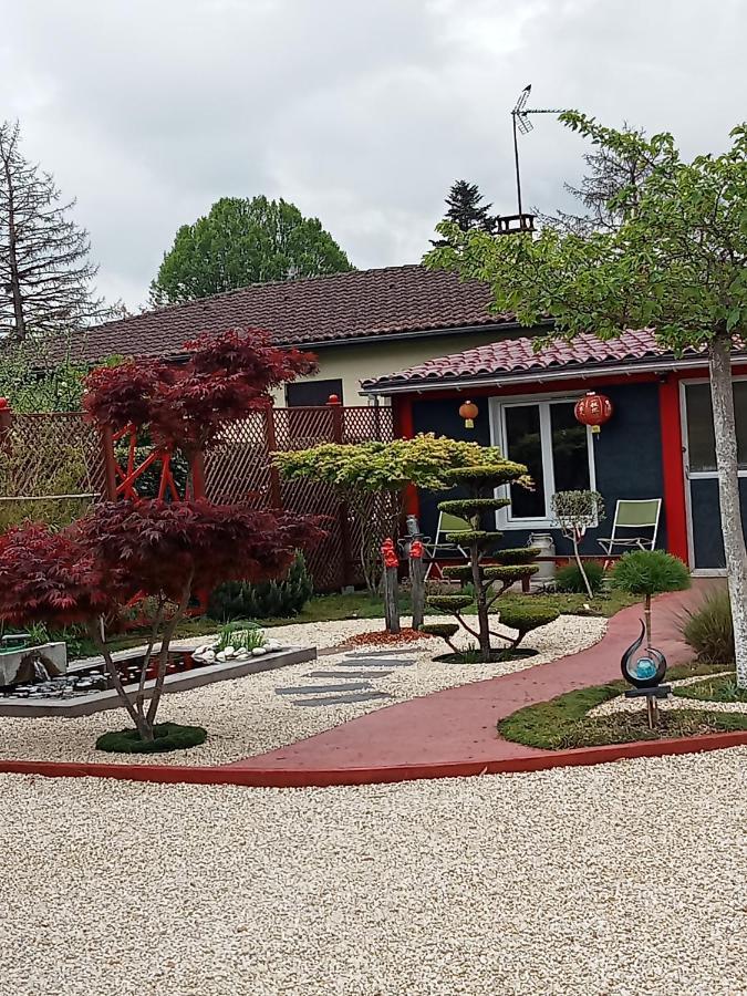 une pause quelque part au jardin des érables et des niwakis Saint-Medard-de-Guizieres Exterior foto