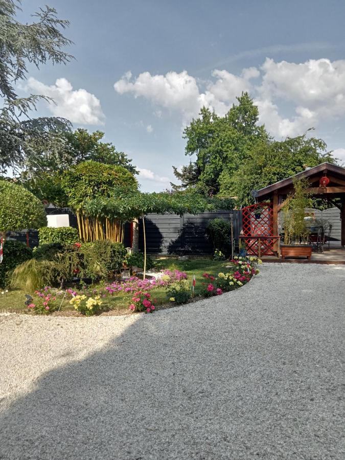une pause quelque part au jardin des érables et des niwakis Saint-Medard-de-Guizieres Exterior foto