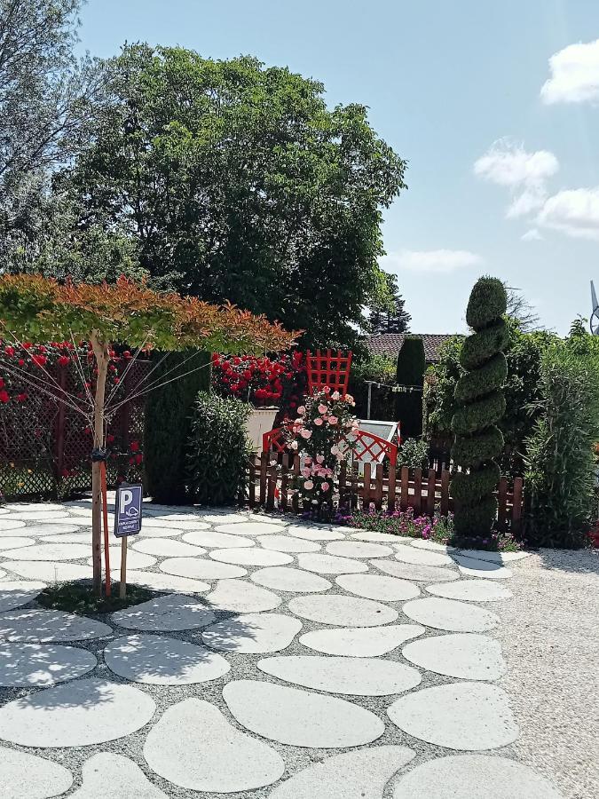 une pause quelque part au jardin des érables et des niwakis Saint-Medard-de-Guizieres Exterior foto
