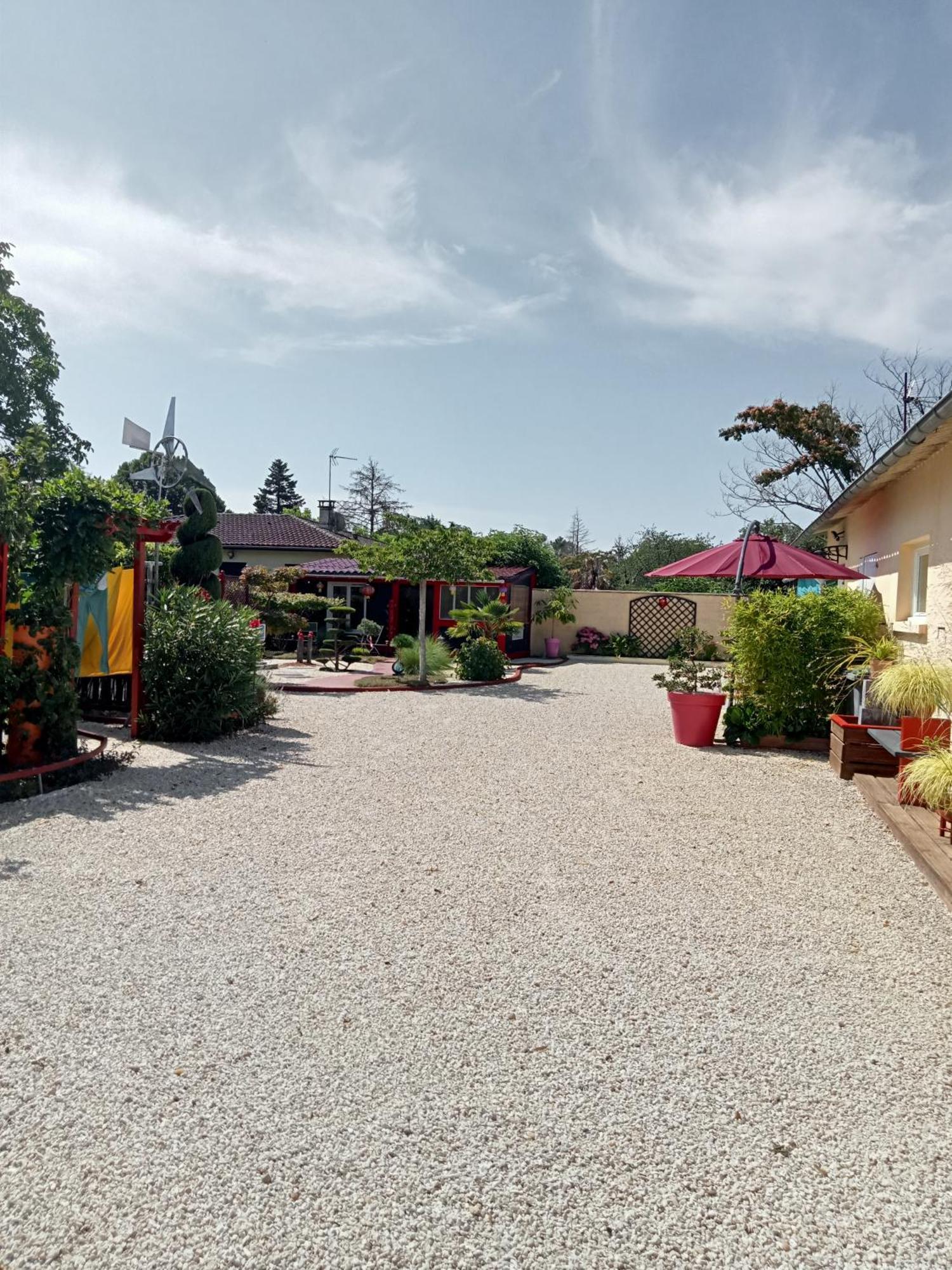 une pause quelque part au jardin des érables et des niwakis Saint-Medard-de-Guizieres Exterior foto