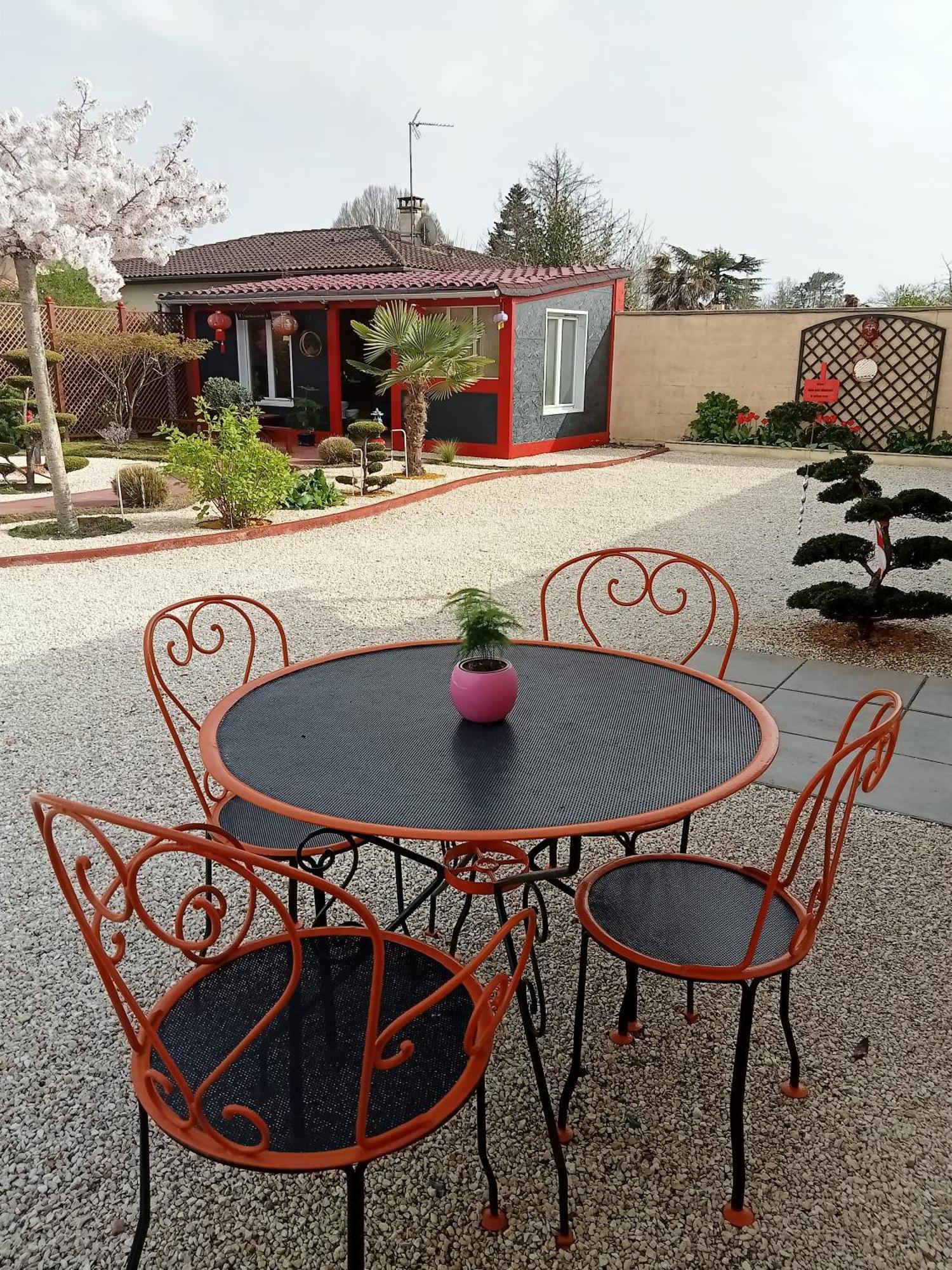 une pause quelque part au jardin des érables et des niwakis Saint-Medard-de-Guizieres Exterior foto