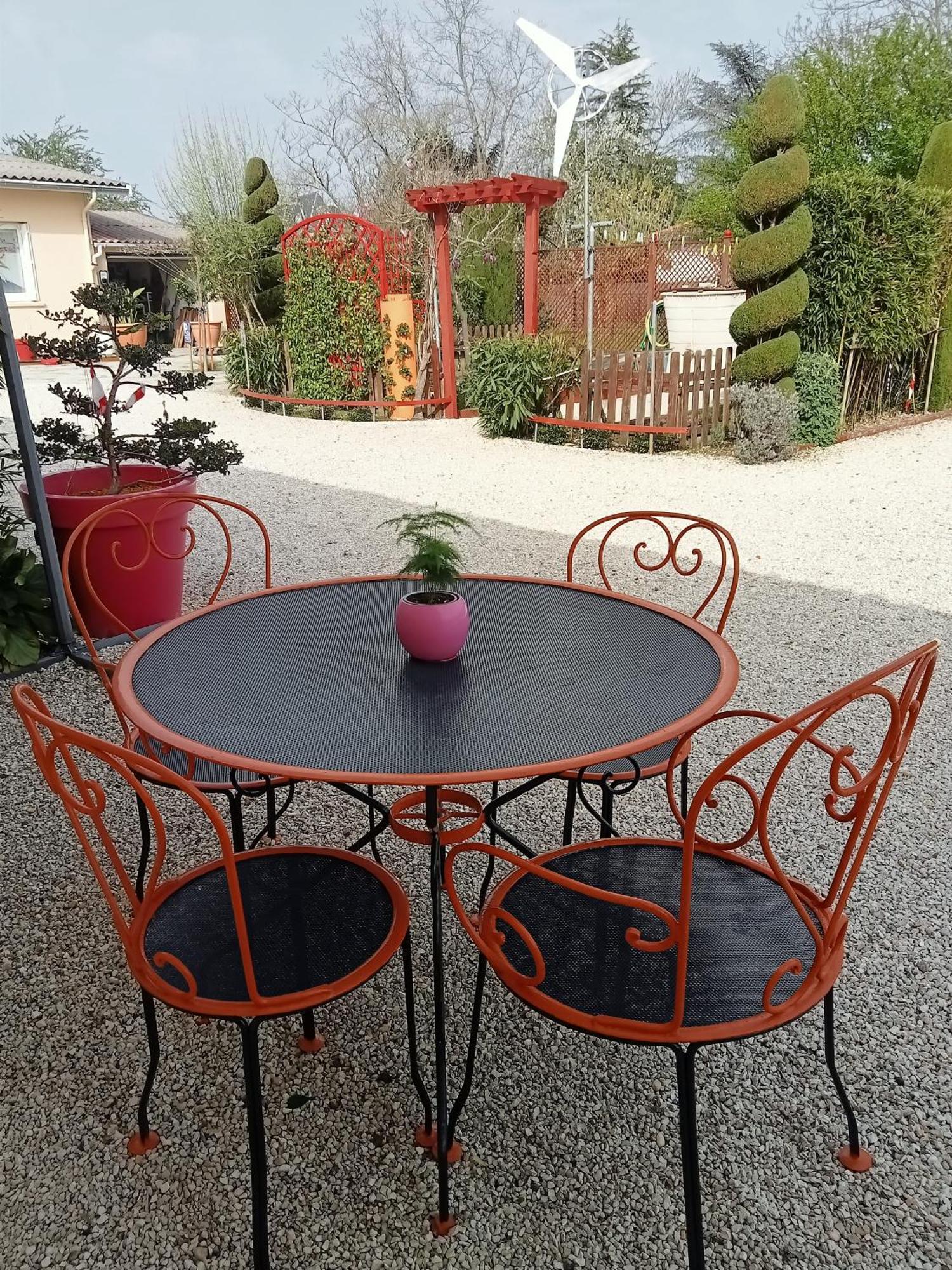 une pause quelque part au jardin des érables et des niwakis Saint-Medard-de-Guizieres Exterior foto