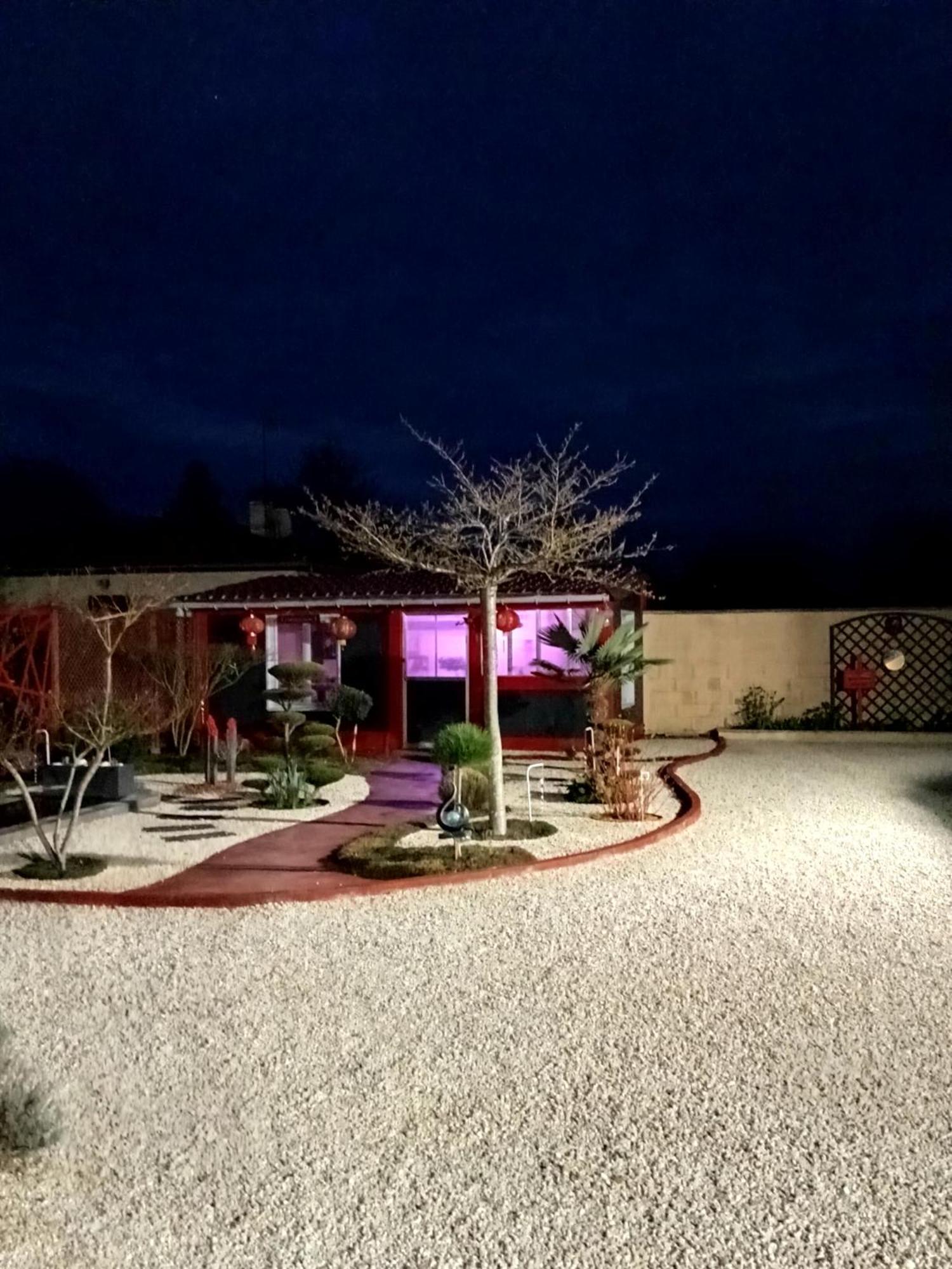 une pause quelque part au jardin des érables et des niwakis Saint-Medard-de-Guizieres Exterior foto