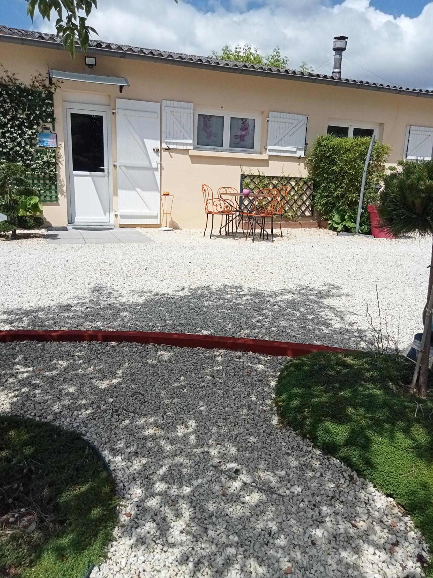 une pause quelque part au jardin des érables et des niwakis Saint-Medard-de-Guizieres Exterior foto