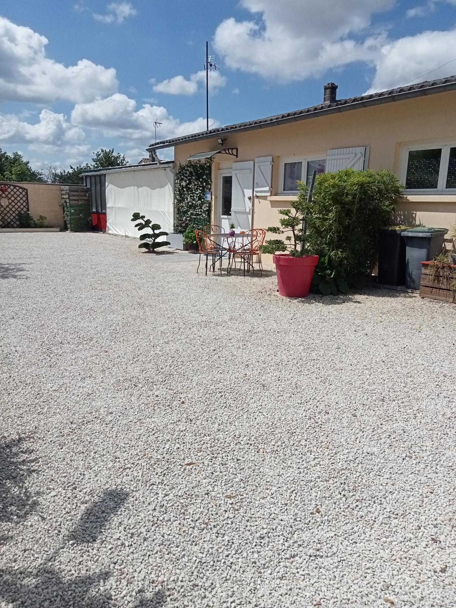 une pause quelque part au jardin des érables et des niwakis Saint-Medard-de-Guizieres Exterior foto