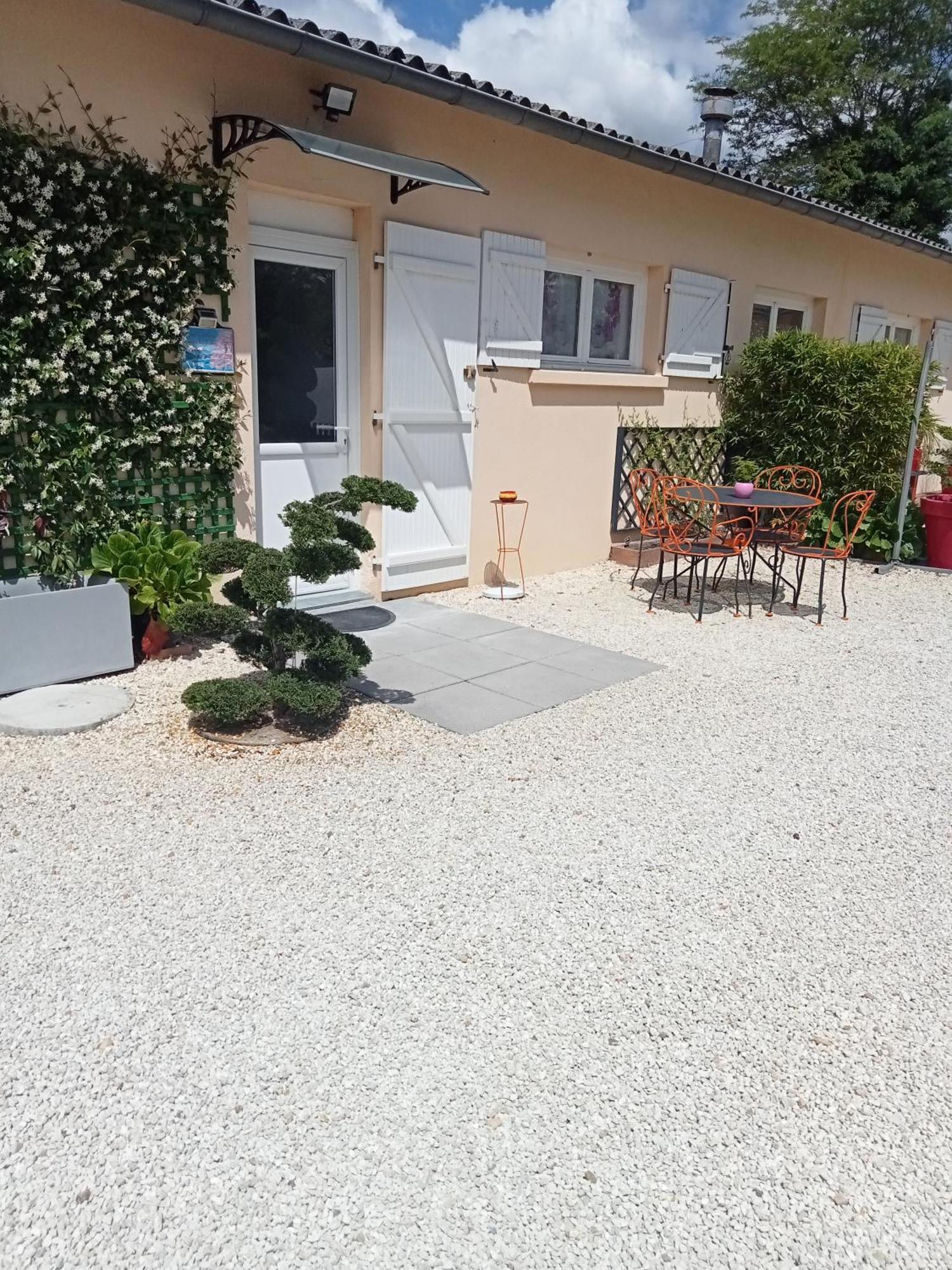 une pause quelque part au jardin des érables et des niwakis Saint-Medard-de-Guizieres Exterior foto