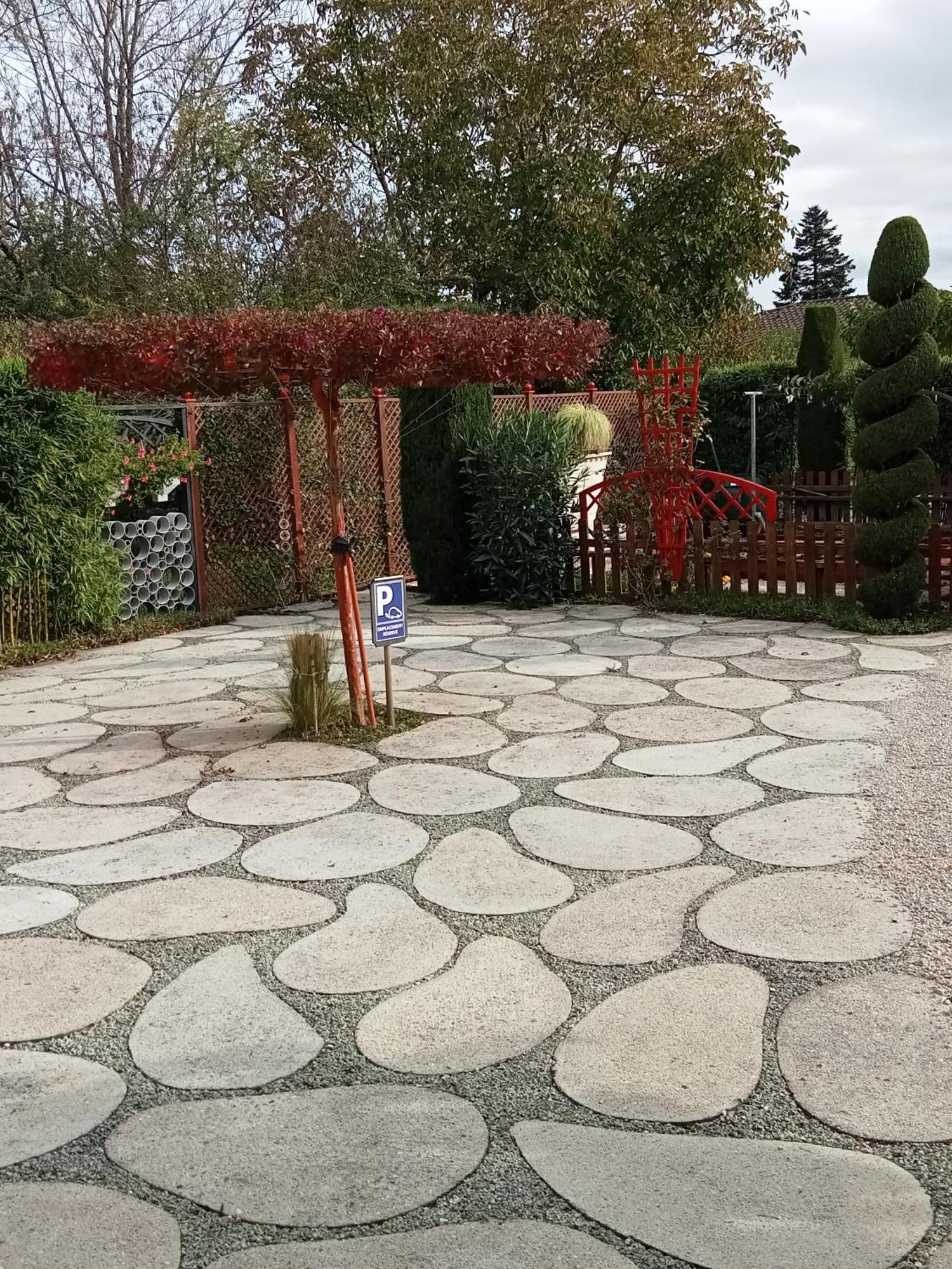une pause quelque part au jardin des érables et des niwakis Saint-Medard-de-Guizieres Exterior foto
