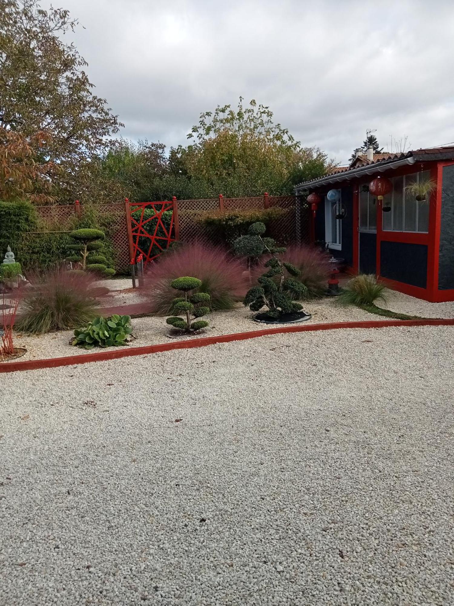 une pause quelque part au jardin des érables et des niwakis Saint-Medard-de-Guizieres Exterior foto