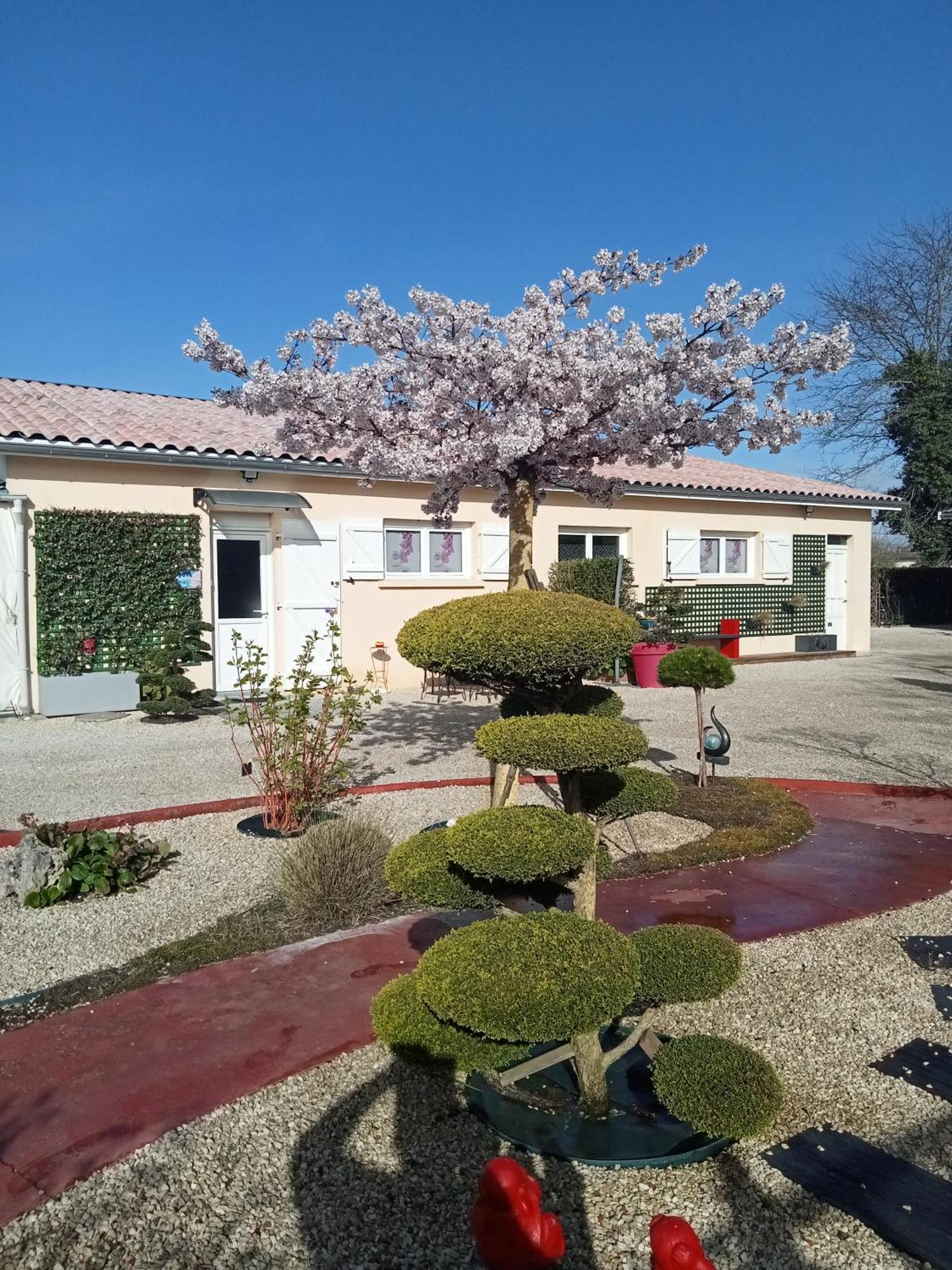 une pause quelque part au jardin des érables et des niwakis Saint-Medard-de-Guizieres Exterior foto